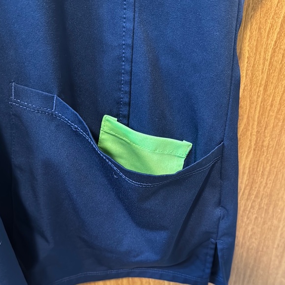 Woman’s Scrub top XL Blue - Picture 4 of 6